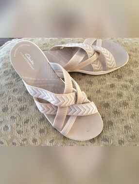 Clarks Women's Beige Crisscross Elastic Slide Sandals. Size 8.5